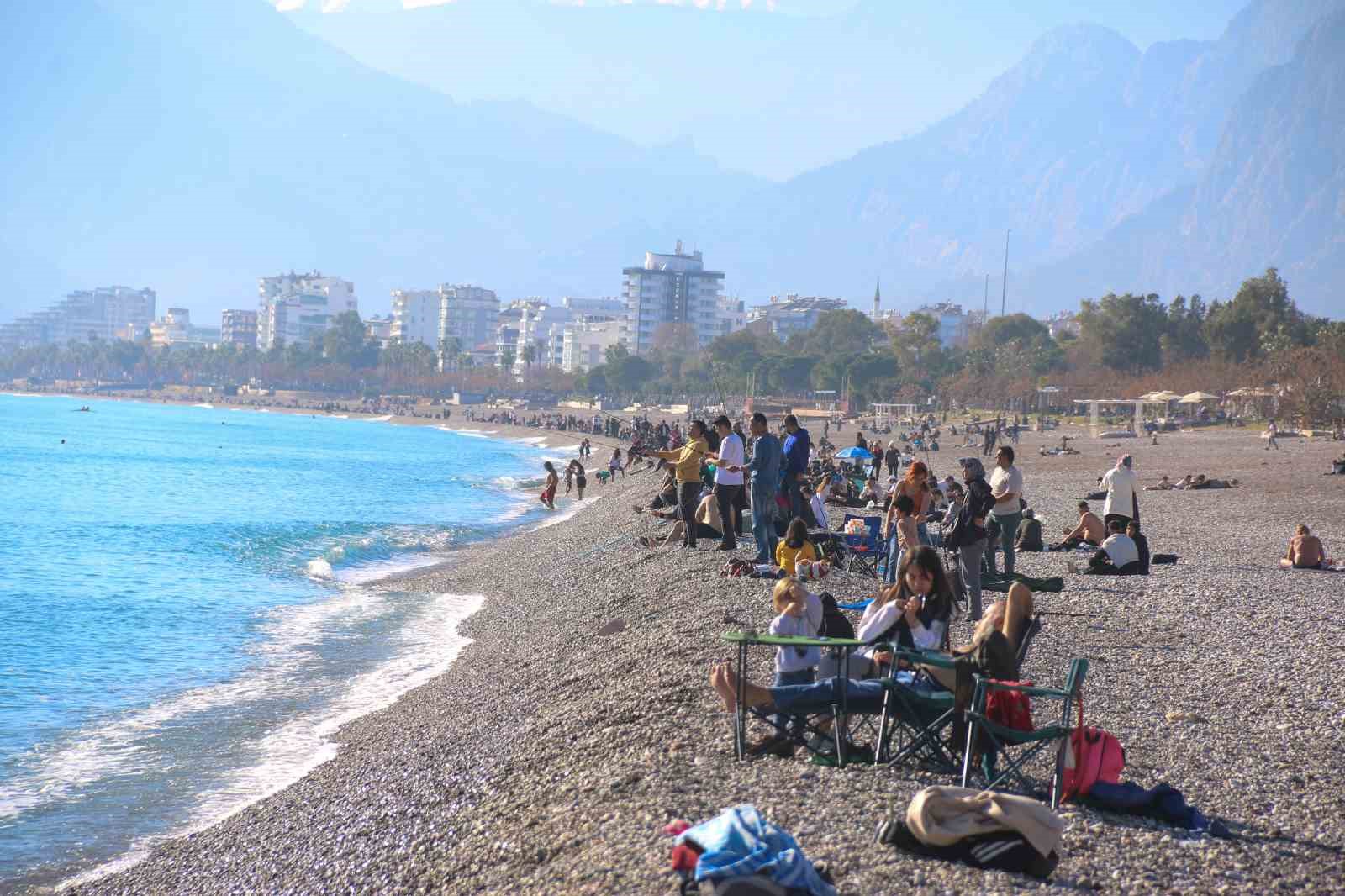 Antalya’da yaz aylarını aratmayan havayı görenler sahile koştu
