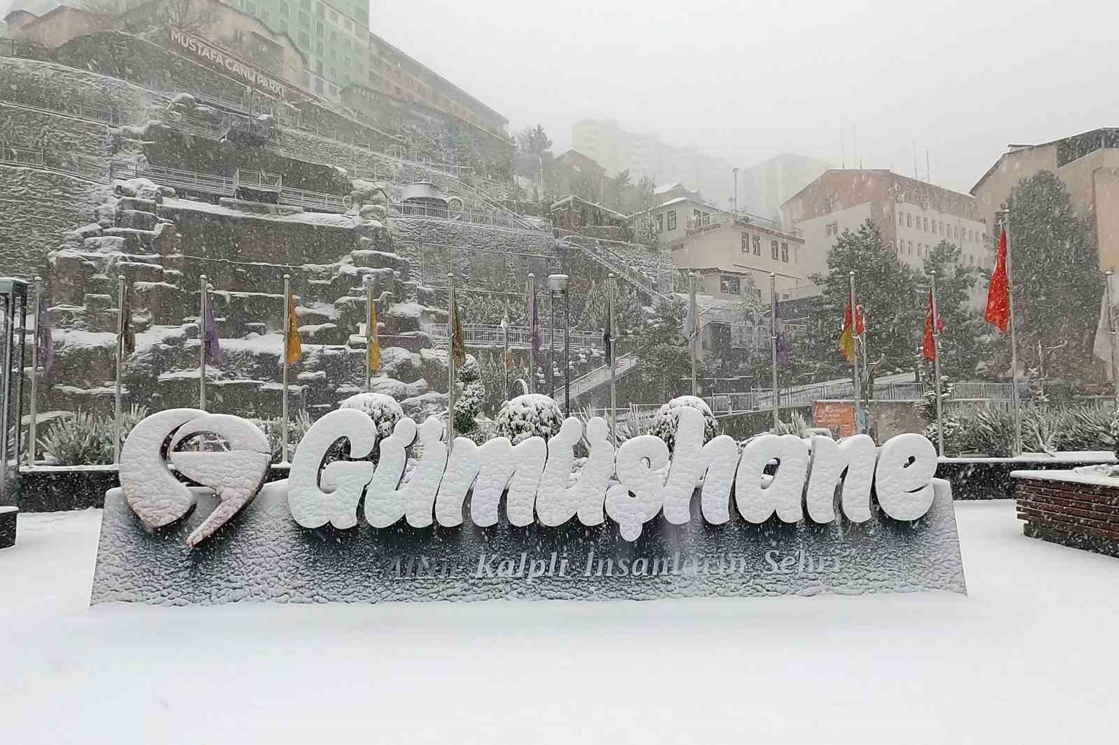 Gümüşhane’de kar yağışı etkili oldu