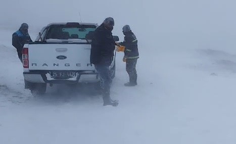 Soğuk ve fırtınalı havada ekiplerden hummalı çalışma
