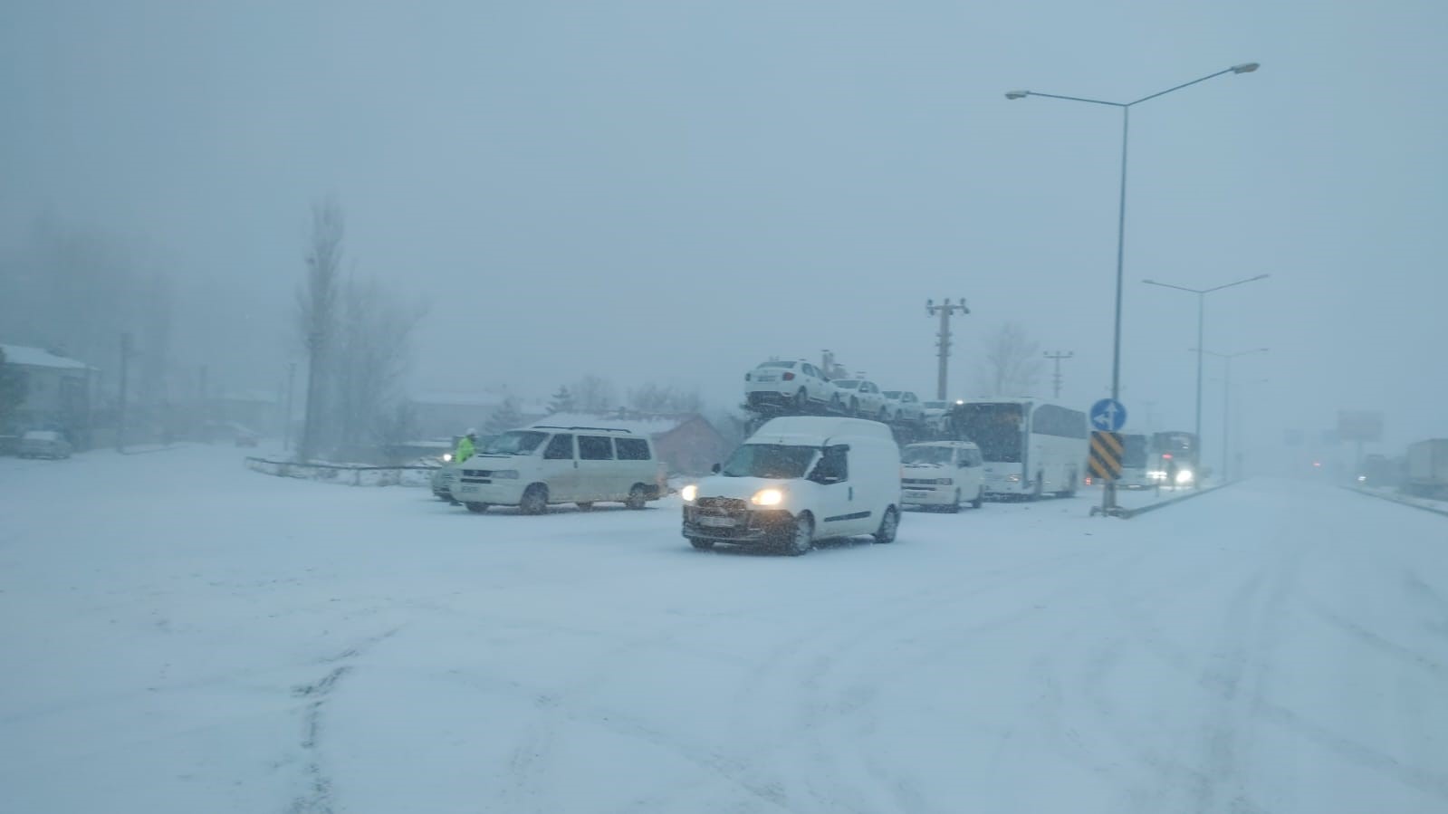 Erzurum’un Erzincan ve Bayburt yolları trafiğe kapatıldı
