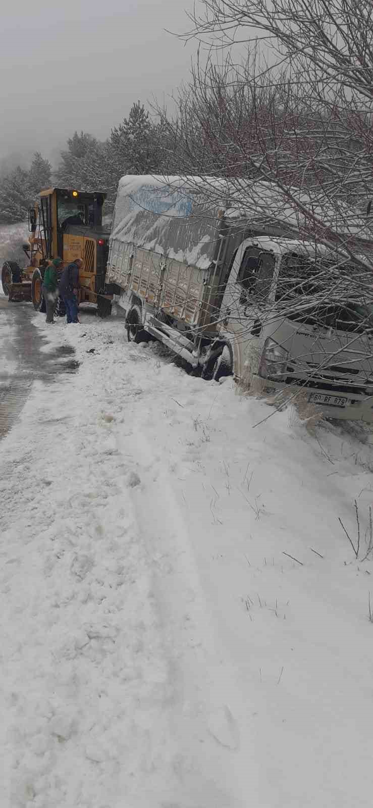 Tokat’ta karda kayan kamyon yan yattı