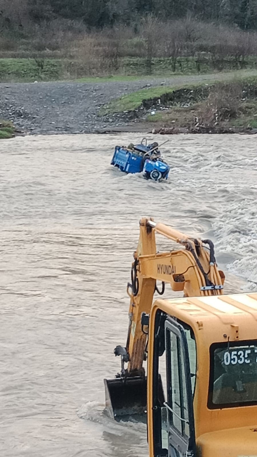 Tarım aracıyla &ccedil;ayda mahsur kalan vatandaş kurtarıldı
