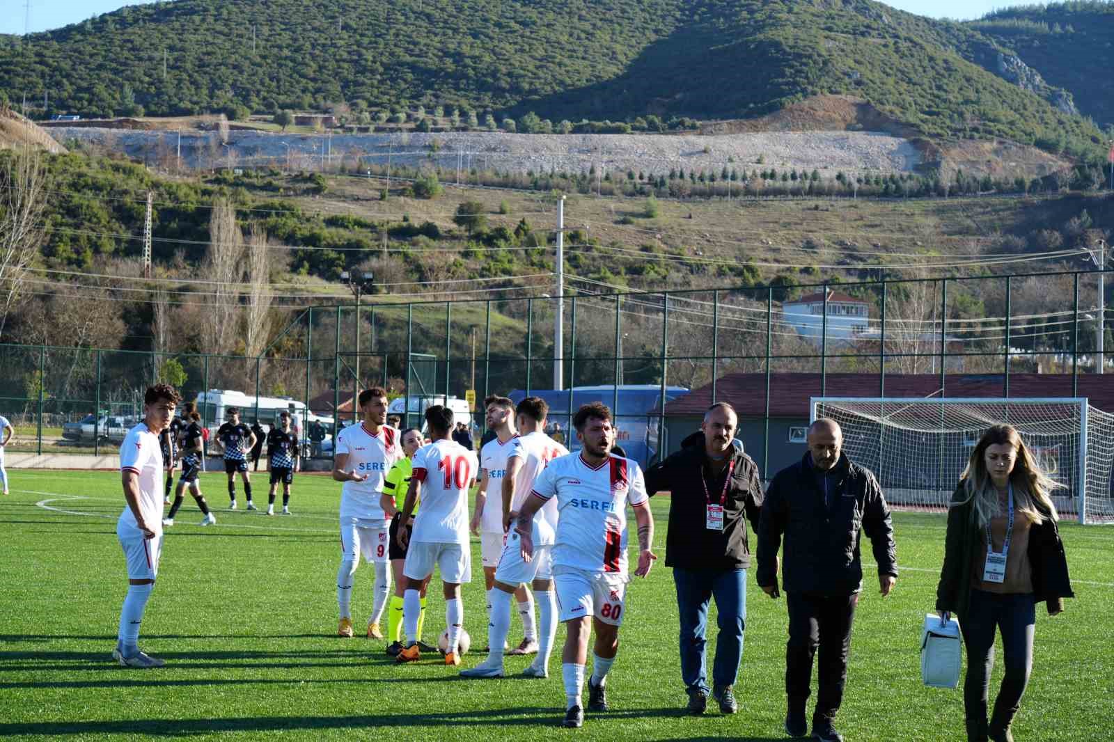 6 gol ve 1 kırmızı kartın çıktığı maçın sonunda ortalık karıştı