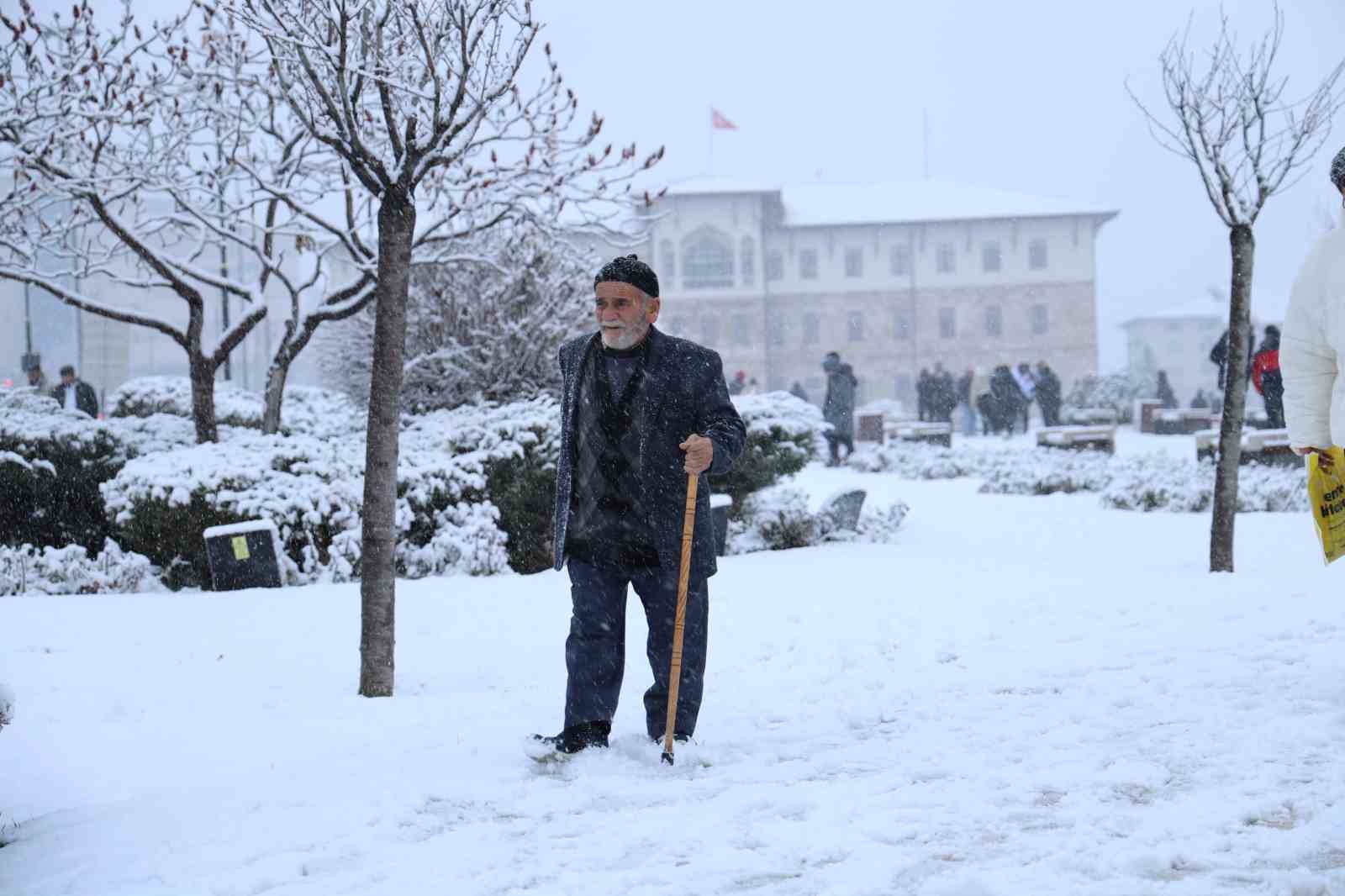 Sivas’ta kar kartpostallık görüntüler oluşturdu
