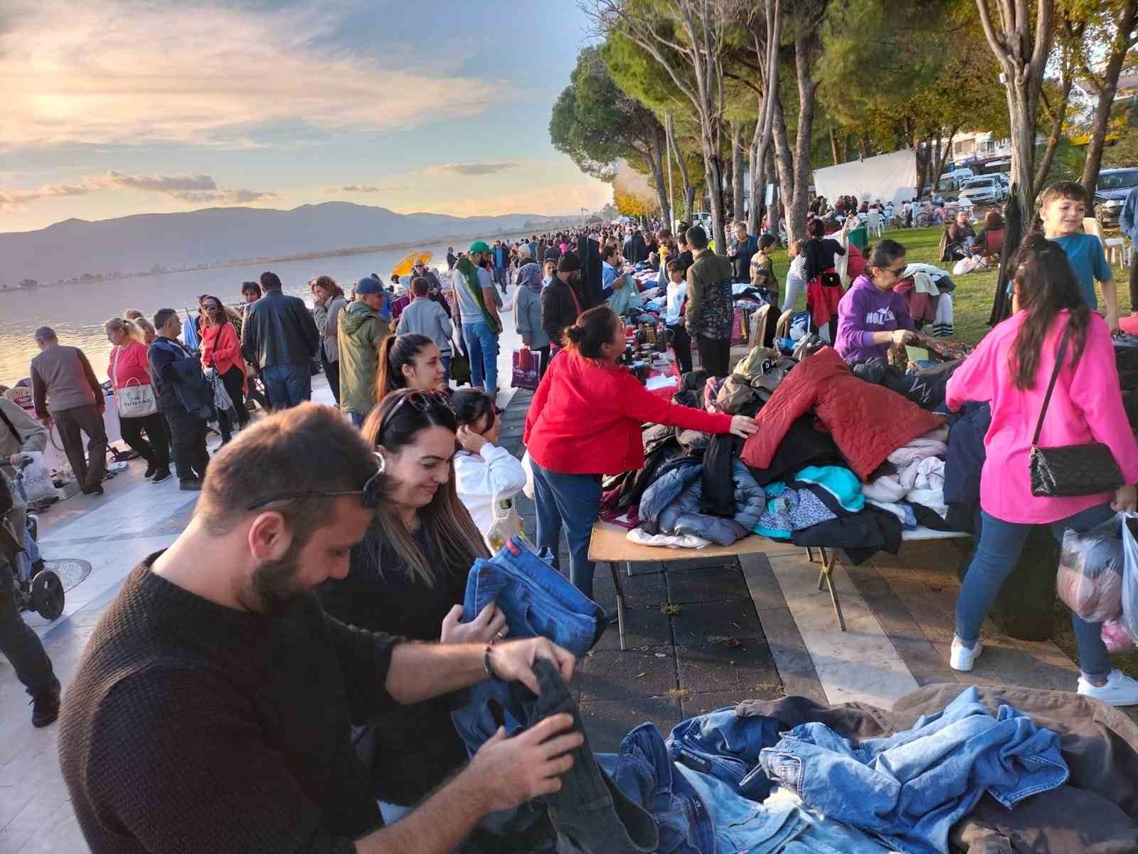 Köyceğiz’de yılın son ikinci el pazarına yoğun ilgi
