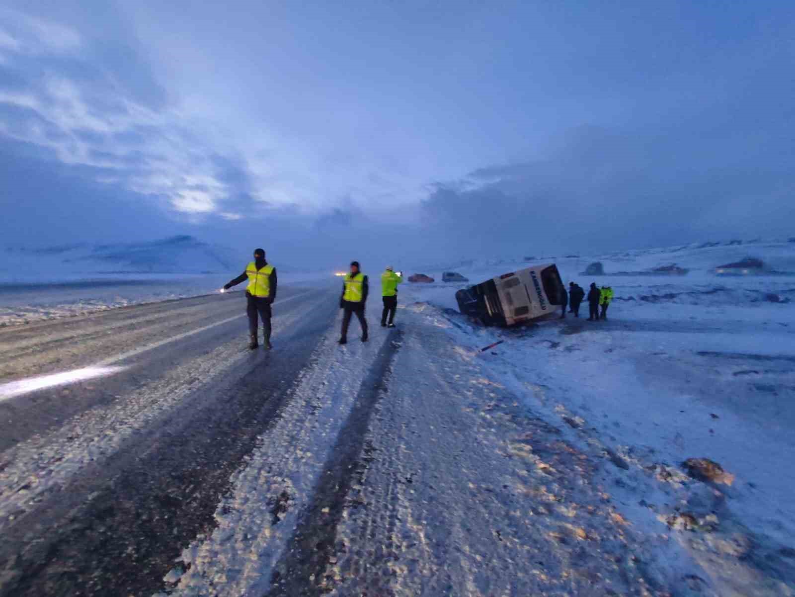 Ağrı&rsquo;da iki yolcu otob&uuml;s&uuml; devrildi: 6 yaralı 