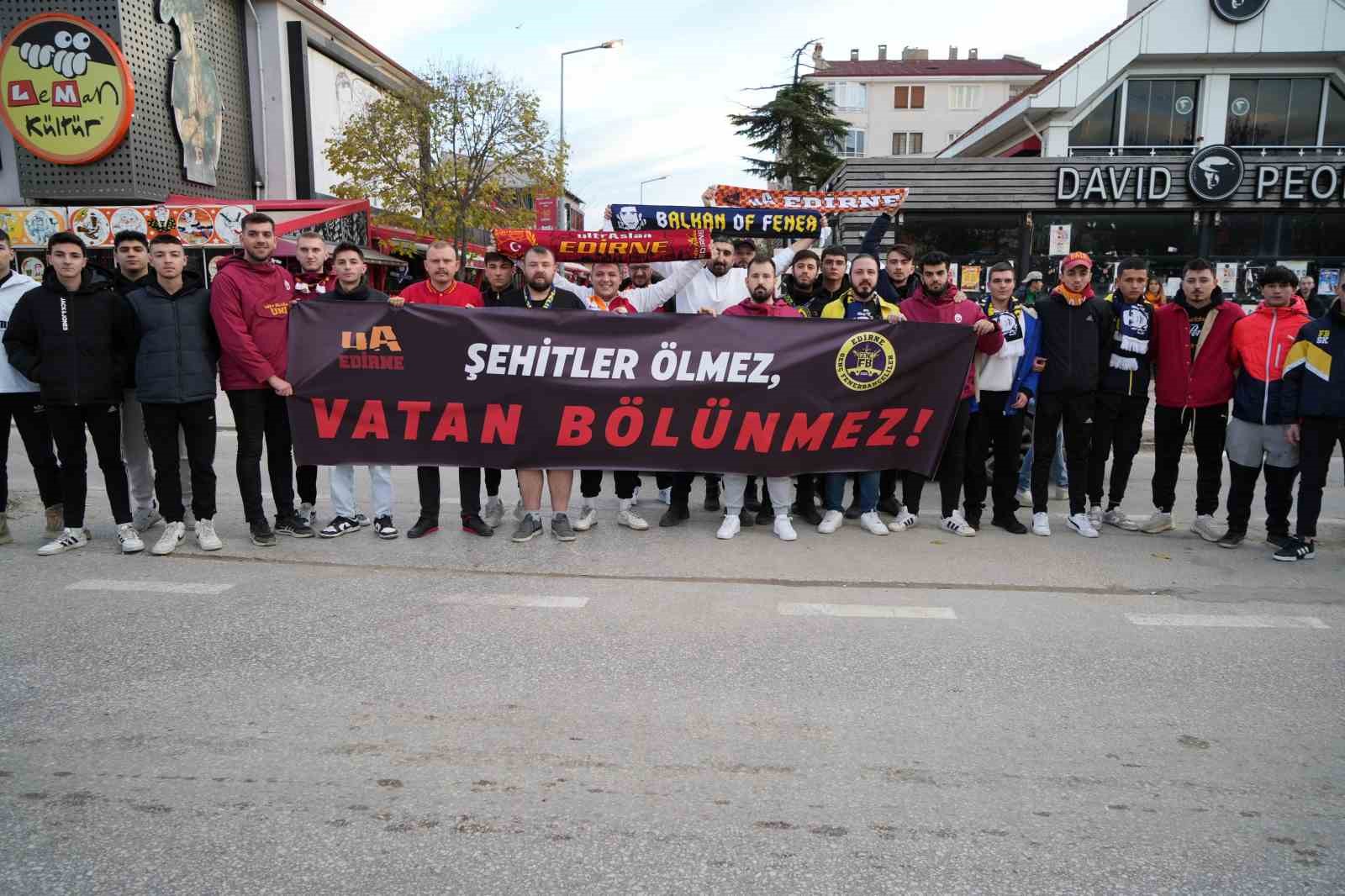 Edirne’de Galatasaray ve Fenerbahçe taraftarları şehitler için pankart açtı