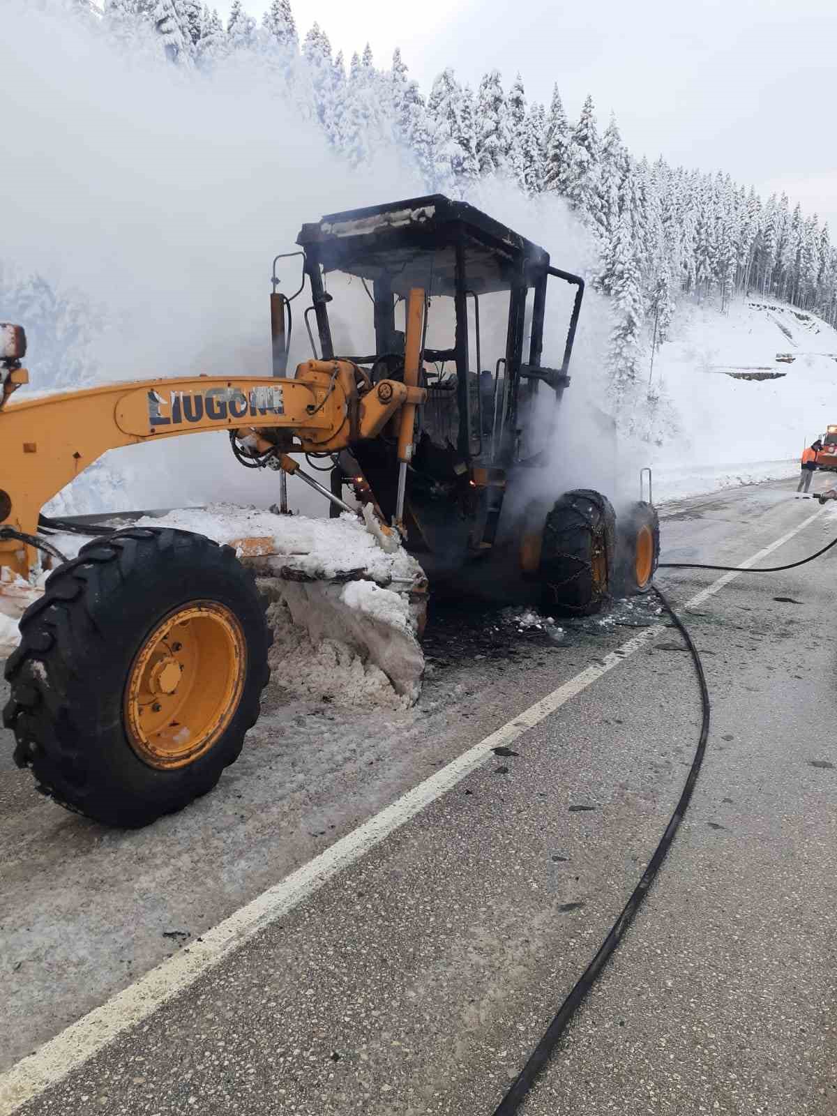 Alevlere teslim olan greyder kullanılmaz hale geldi