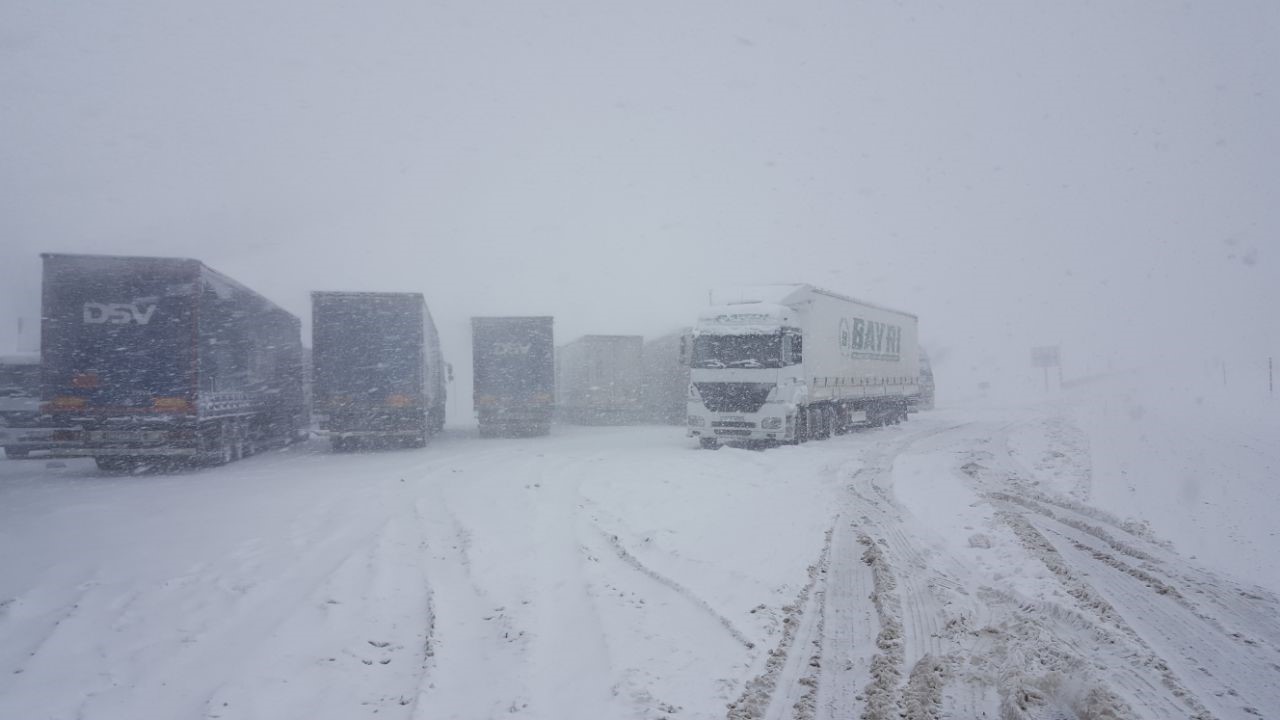 Erzincan’da kar ve tipi ulaşımda aksamalara neden oldu
