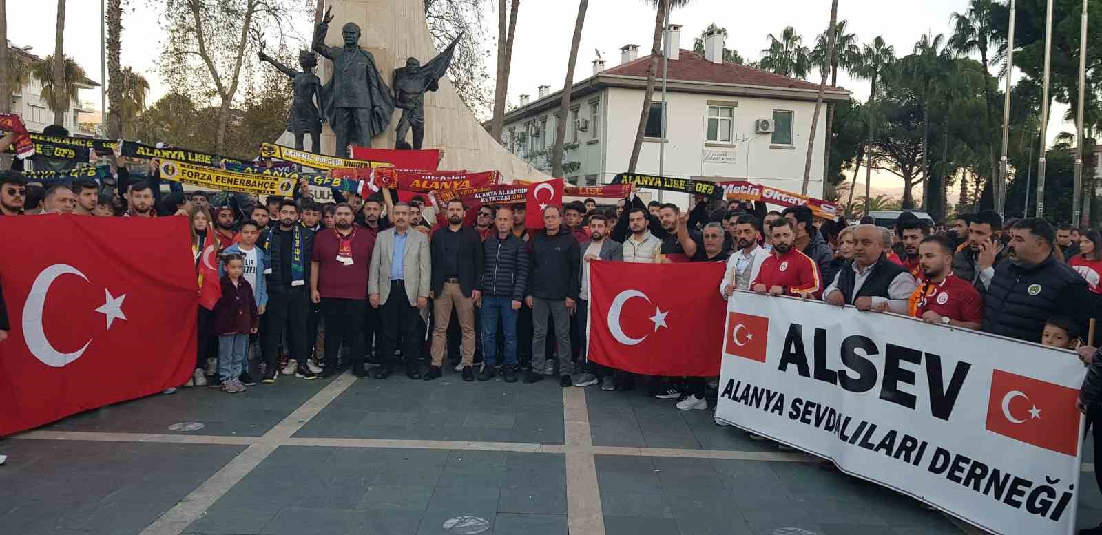 Antalya’da vatandaşlar terörü protesto etti
