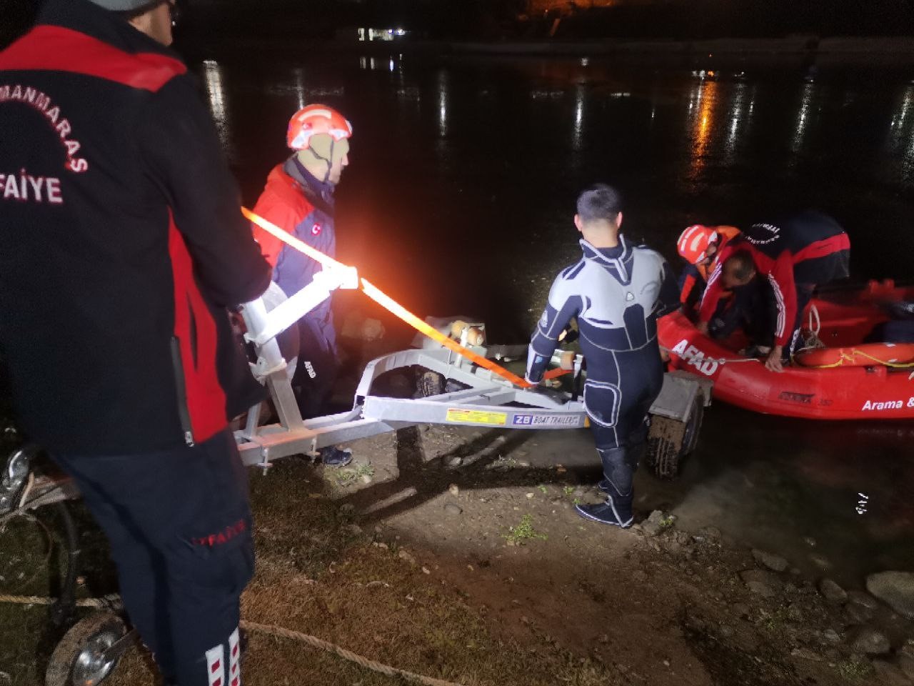 Balık tutma sevdası k&ouml;t&uuml; bitti: Baraja d&uuml;şen &ccedil;ocuğu arama &ccedil;alışmaları s&uuml;r&uuml;yor
