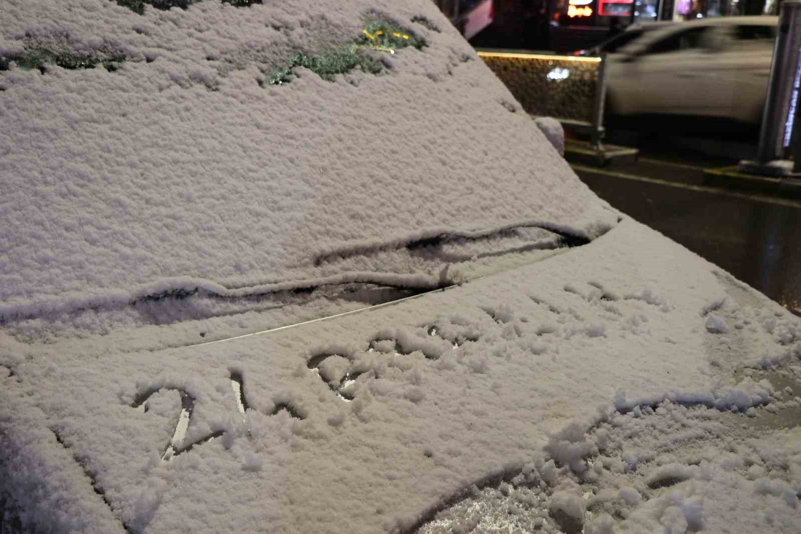 Erzincan kent merkezine mevsimin ilk karı düştü 