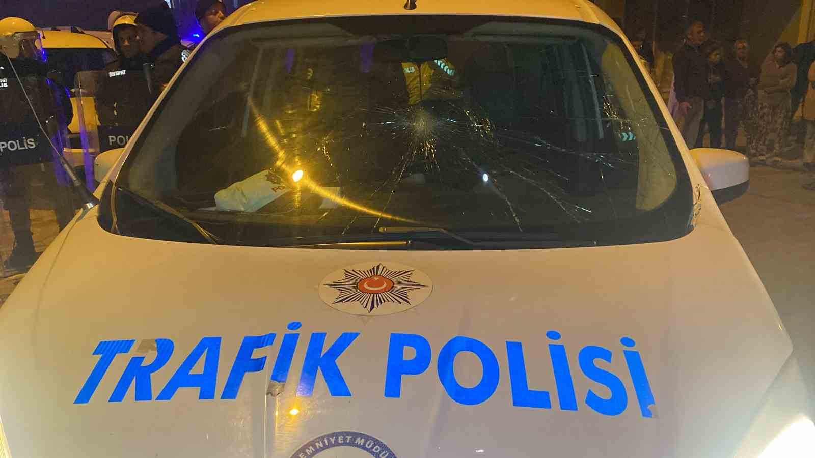 Uşak’ta “dur” ihtarına uymayan şüpheliler polis aracını yumrukladı