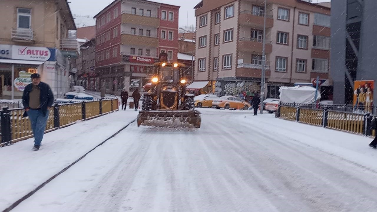 Bayburt Belediyesi yaya ve sürücüler için seferber oluyor: Karla mücadele aralıksız sürüyor
