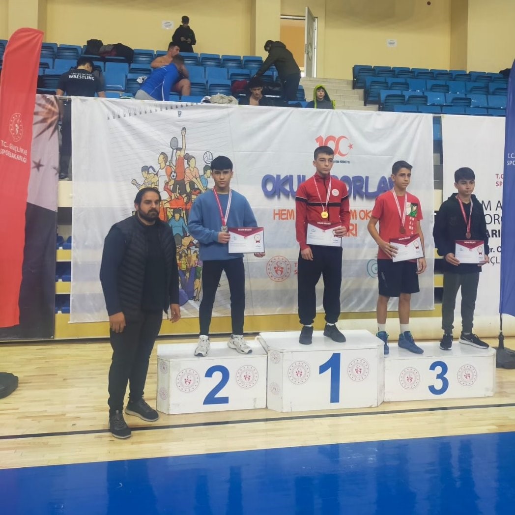 Eskişehirli sporcular güreşte Türkiye 3’üncüsü oldu