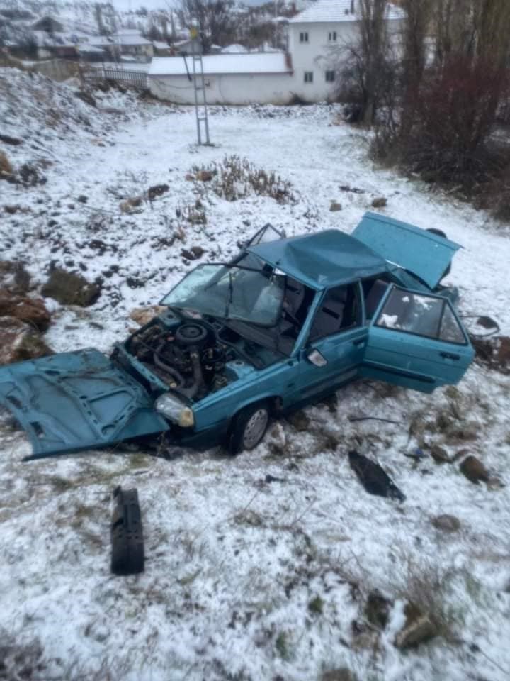 Yozgat&rsquo;ta otomobil şarampole yuvarlandı: 2 yaralı
