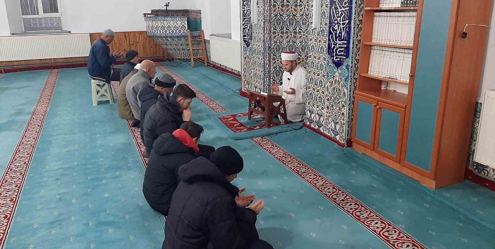 Dumlupınar&rsquo;da şehitler i&ccedil;in sabah namazında Kur&rsquo;an okunup dua edildi
