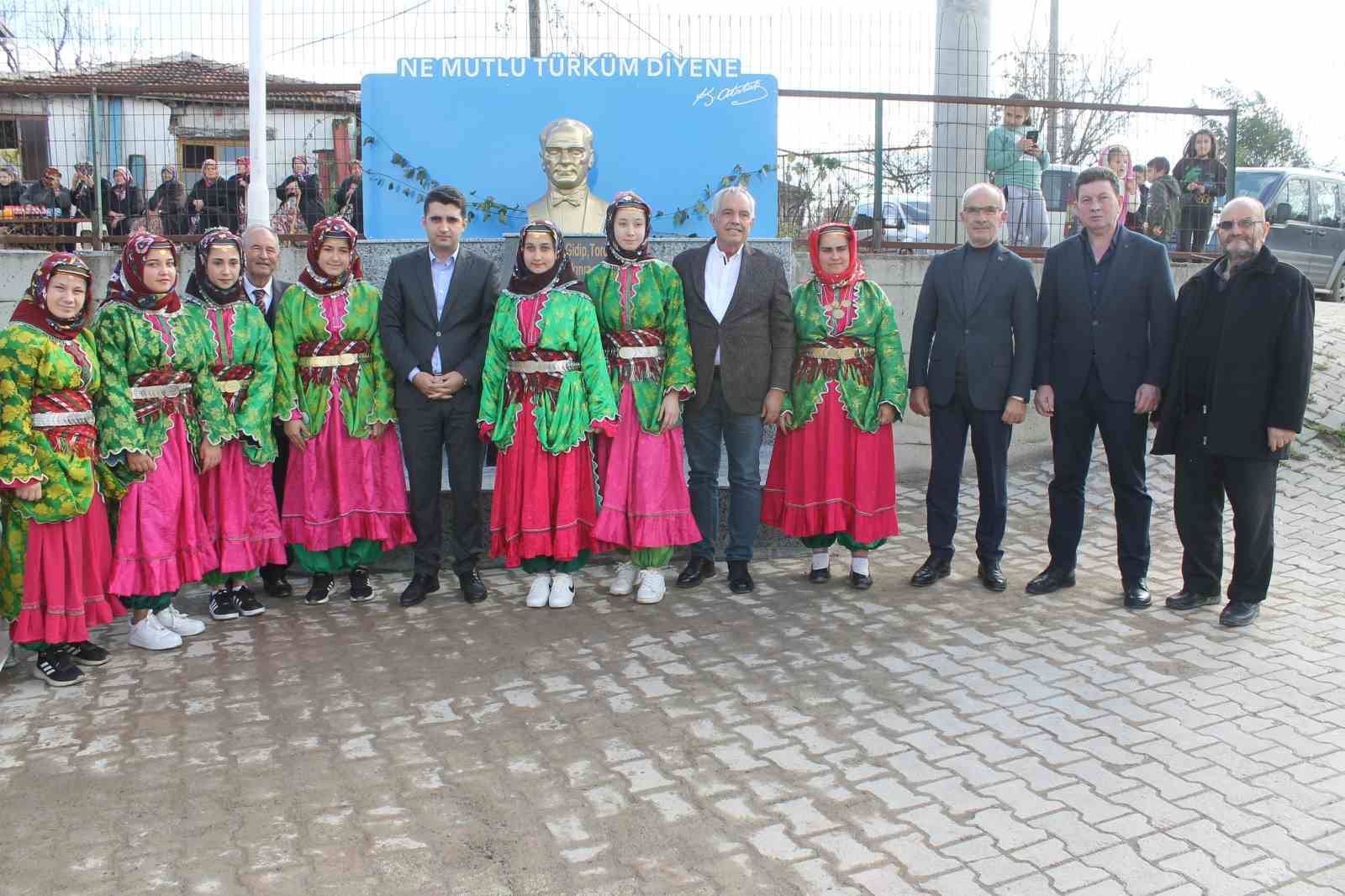 Manyas Peynirkuyu’da Atatürk büstünün açılışı yapıldı