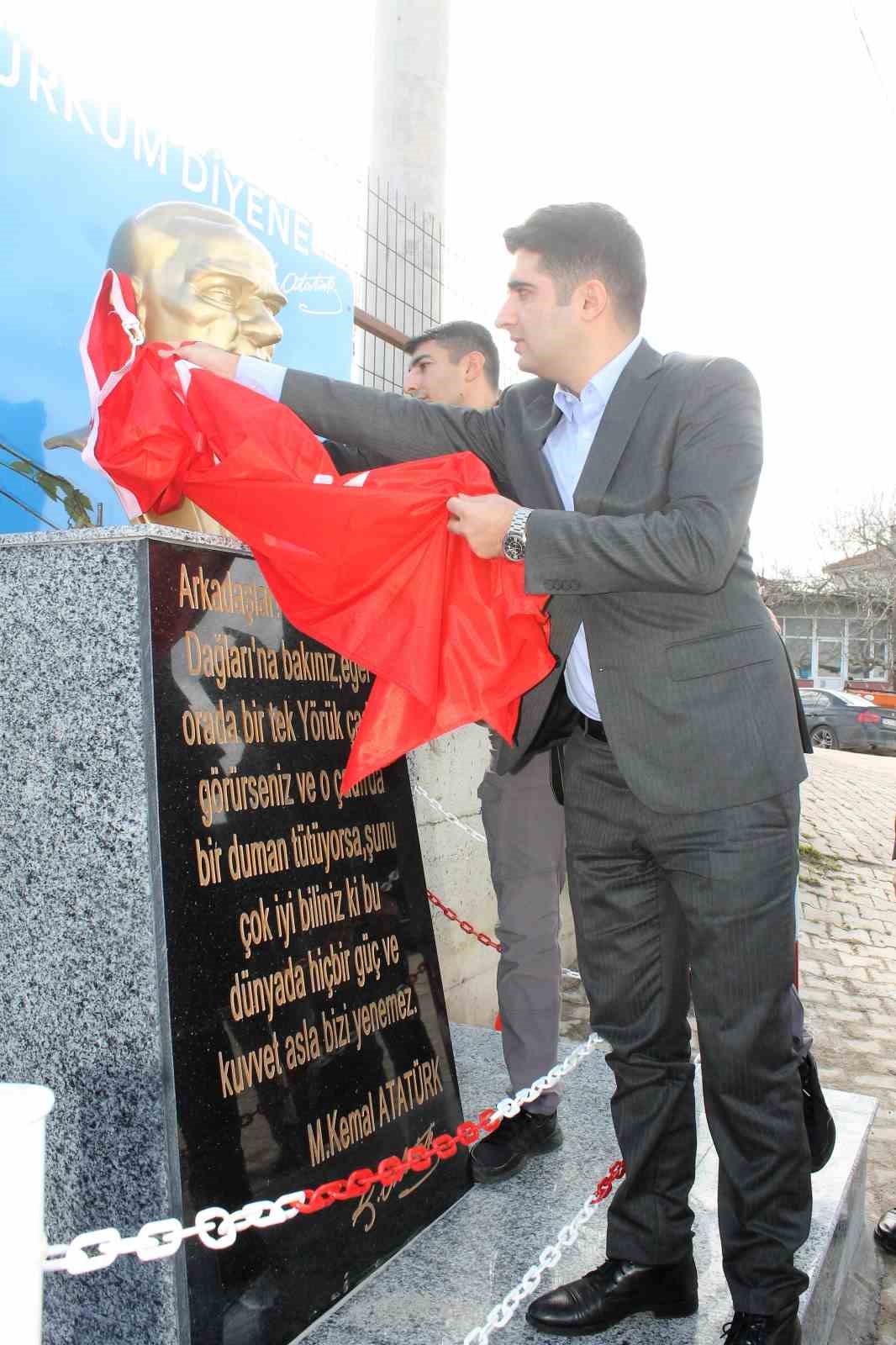 Manyas Peynirkuyu&rsquo;da Atat&uuml;rk b&uuml;st&uuml;n&uuml;n a&ccedil;ılışı yapıldı
