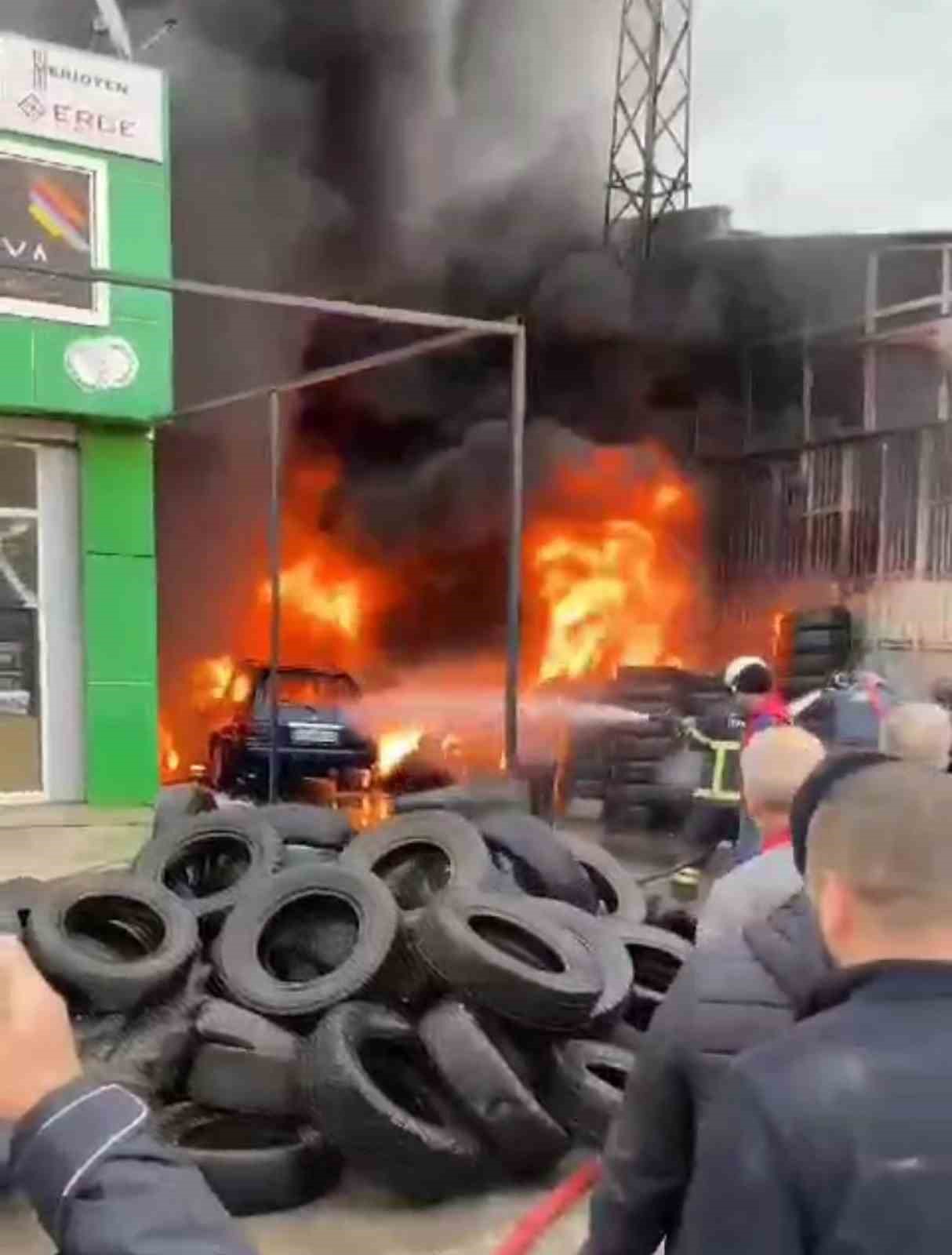 Samsun’da lastik deposu yangını