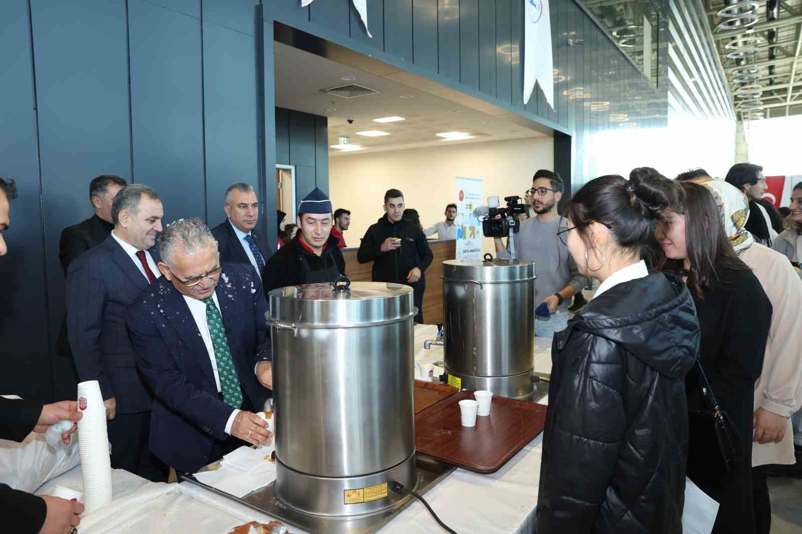 Başkan Büyükkılıç, Kariyer Fuarı’nda stantları gezdi, cihazları inceledi