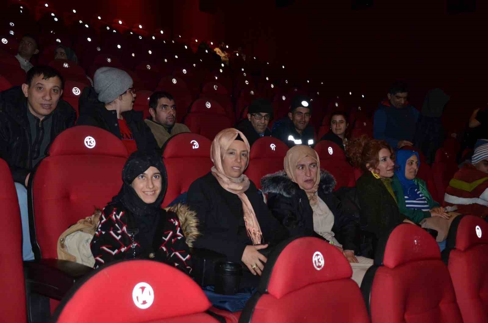 Diyarbakır’da engelli vatandaşlara sinema keyfi