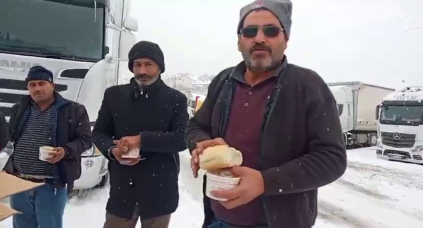 Tır sürücüleri Posof’ta mahsur kaldı 