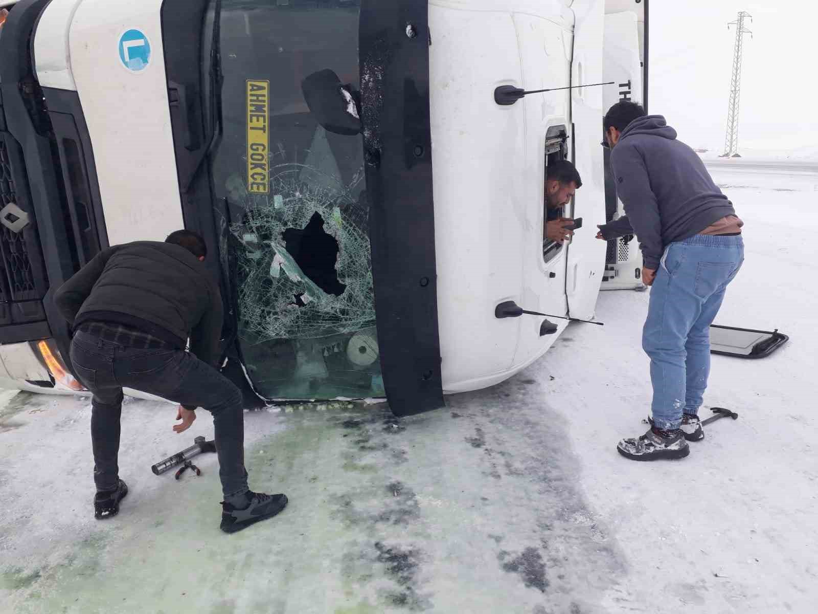 Kontrolden çıkan tır devrildi
