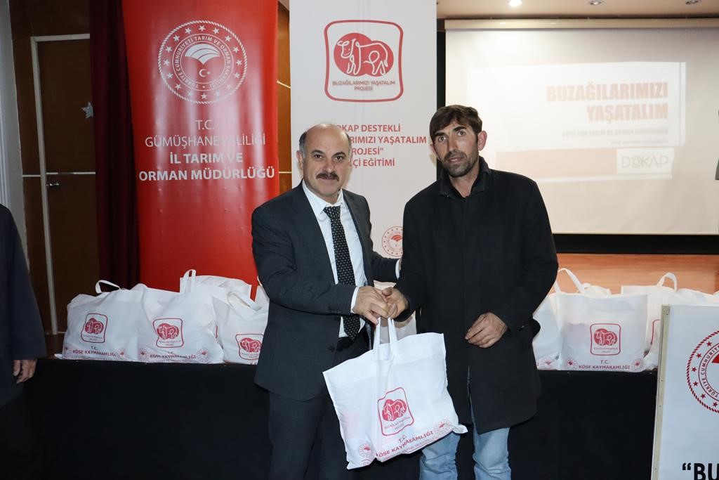 Gümüşhane’de “Buzağılarımızı Yaşatalım Projesi” kapsamında yetiştiricilere ekipman dağıtıldı
