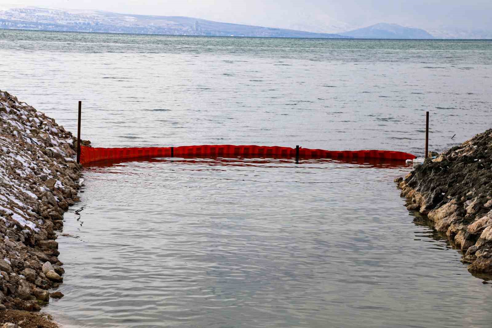 Van Gölü’ne akan derelere atık tutucu yerleştirildi
