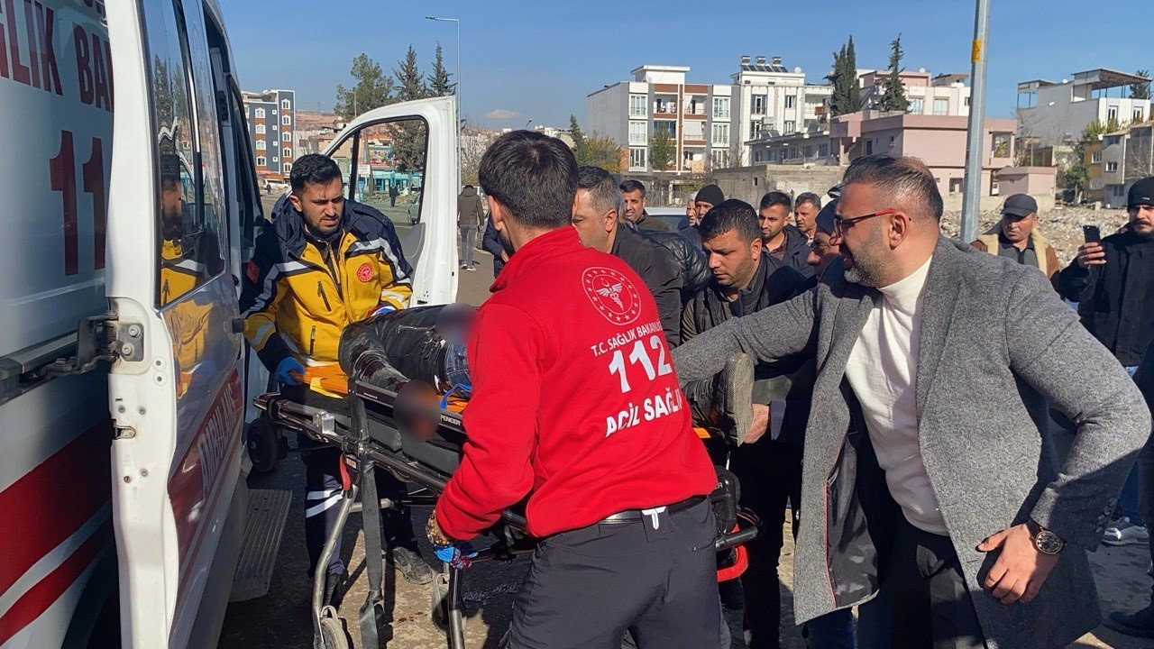 Otomobille motosiklet &ccedil;arpıştı: 1 ağır yaralı
