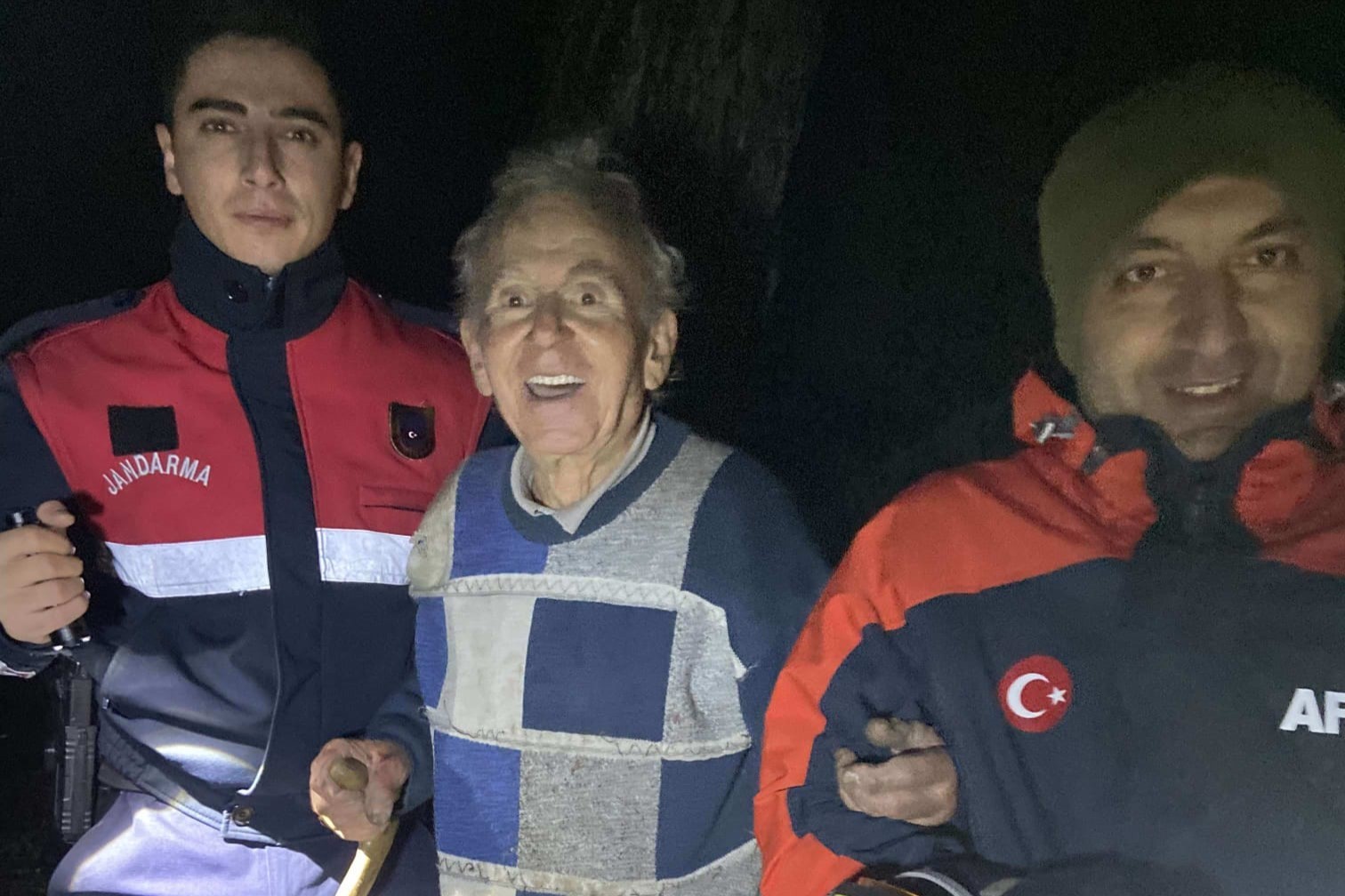 Mantar toplamak için gittiği ormanda kayboldu, jandarma ailesine teslim etti
