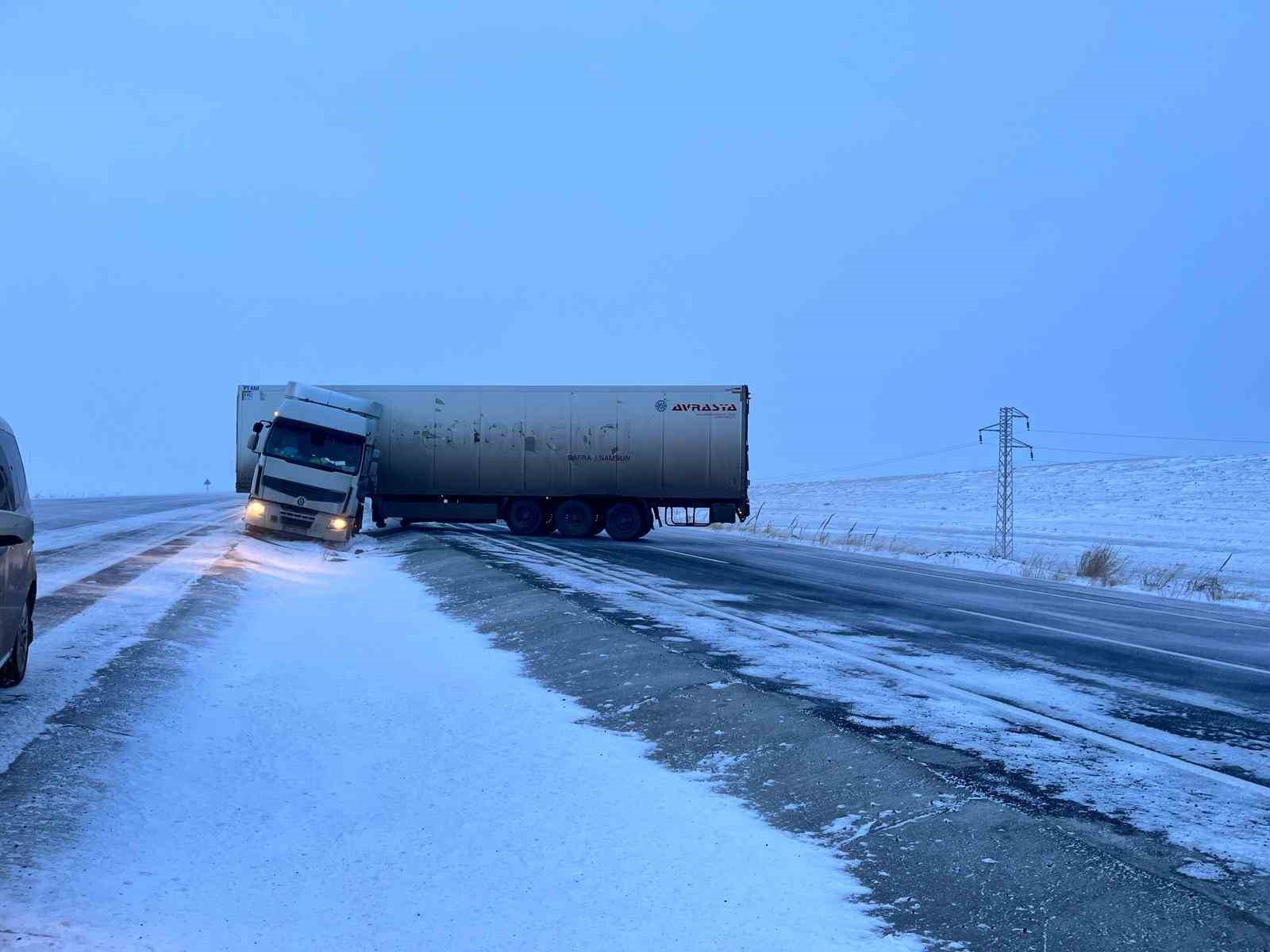 Ardahan&rsquo;da tipide kontrolden &ccedil;ıkan tırlar yolu trafiğe kapattı
