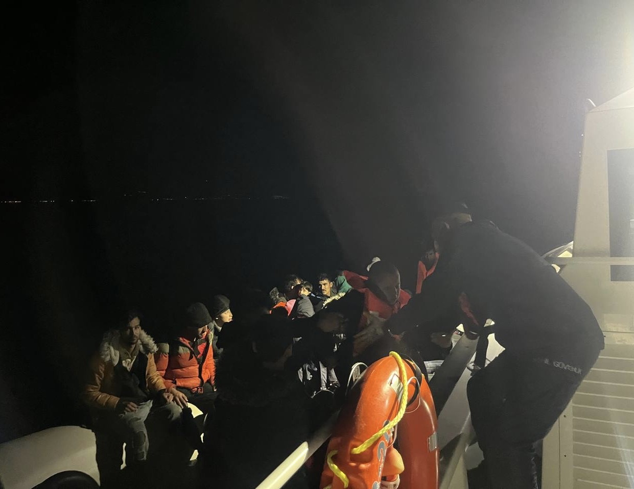 Ayvacık açıklarında 128 kaçak göçmen yakalandı