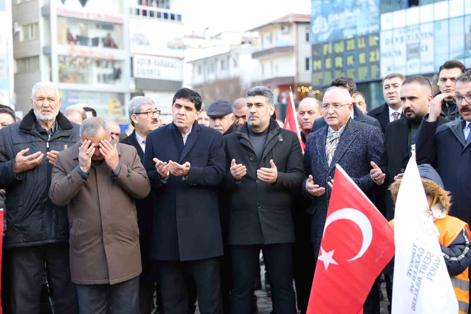 Iğdır’da dev Türk bayraklarıyla teröre lanet yürüyüşü yapıldı
