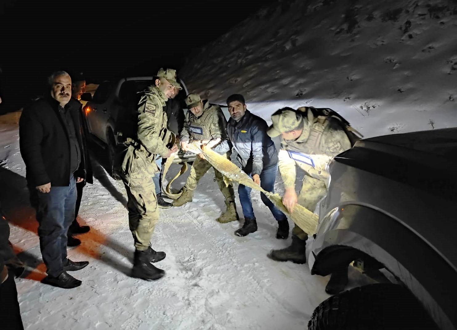 Batman’da araçları kara saplanan vatandaşları jandarma kurtardı