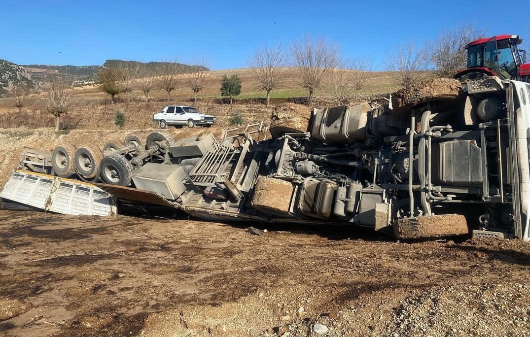 Kontrolden çıkan tır şarampole devrildi: 1 yaralı
