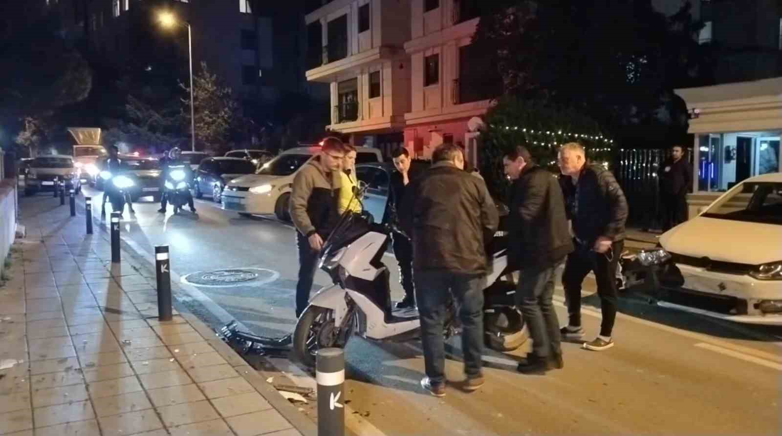 Kadıköy’de otomobil motosiklete çarptı: 1 ağır yaralı