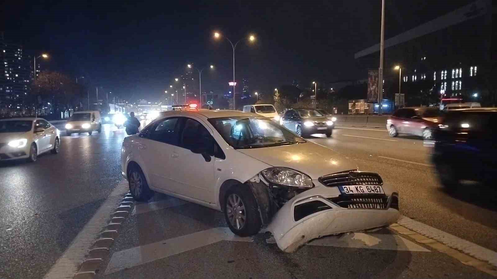 Kadıköy’de otomobil motosiklete çarptı: 1 yaralı