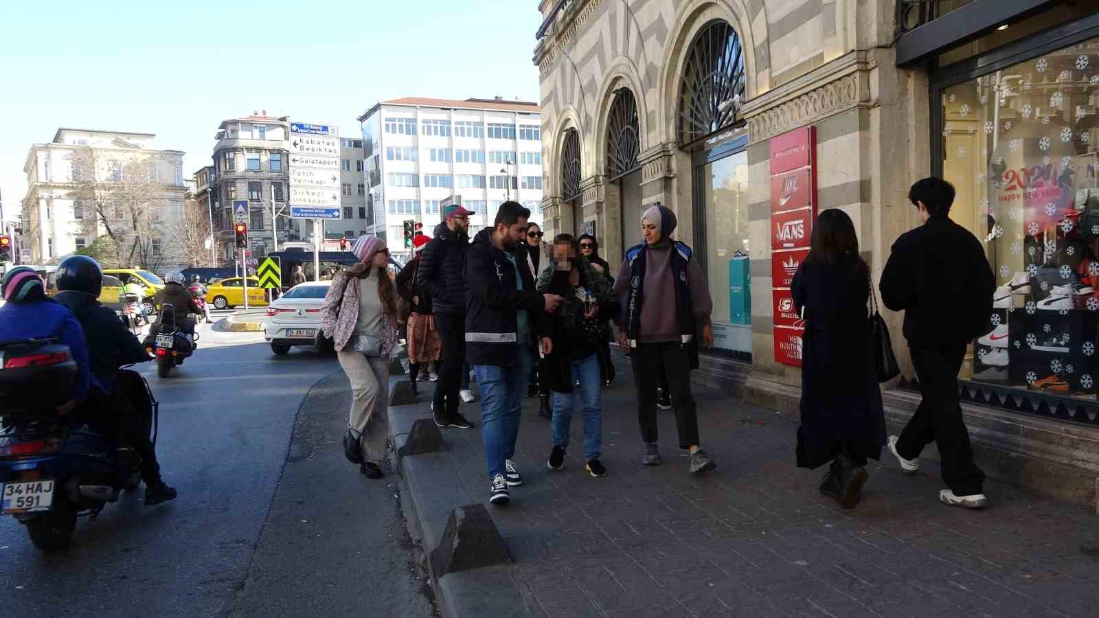 İstanbulkart doldurma bahanesiyle para isteyen 2 kadın yine aynı yerde yakalandı
