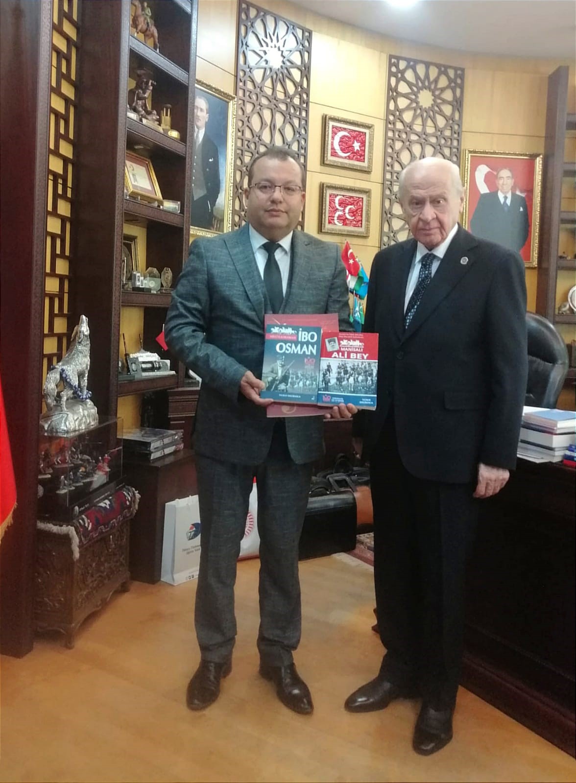 Manisalı Ali Bey kitabı Adana’da okullara armağan edildi
