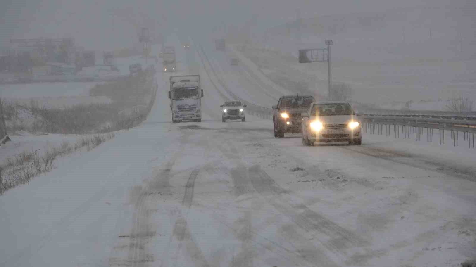 Ardahan&rsquo;da 14  k&ouml;y yolu ulaşıma kapandı
