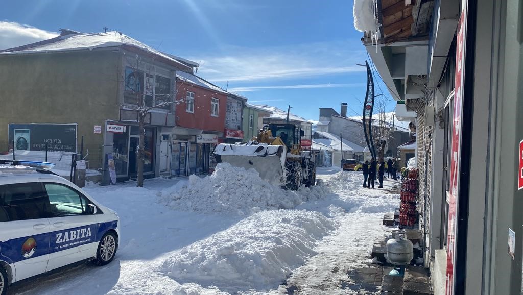 Karlıova&rsquo;da kar yağdı, belediyenin karla m&uuml;cadelesi de başladı
