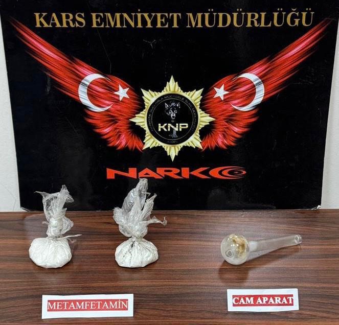 Kars&rsquo;ta uyuşturucu taciri 2 kişi tutuklandı
