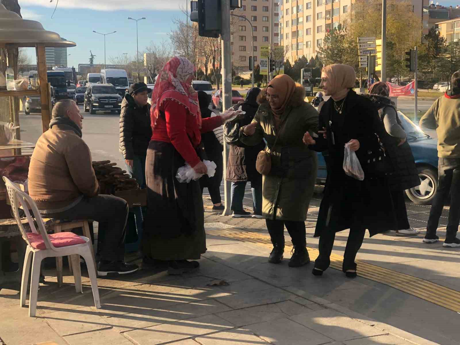 Simit satan işitme engelli çifte işaret dili sürprizi
