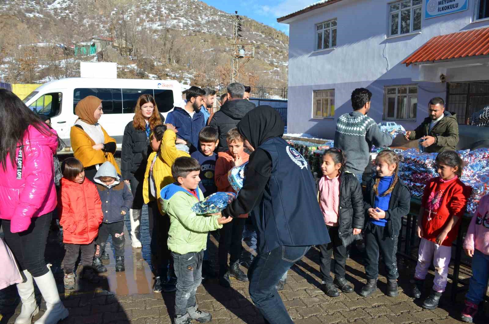 Şırnaklı şehit ailesiyle bir araya gelinen ziyarette 200 çocuğa hediye verildi
