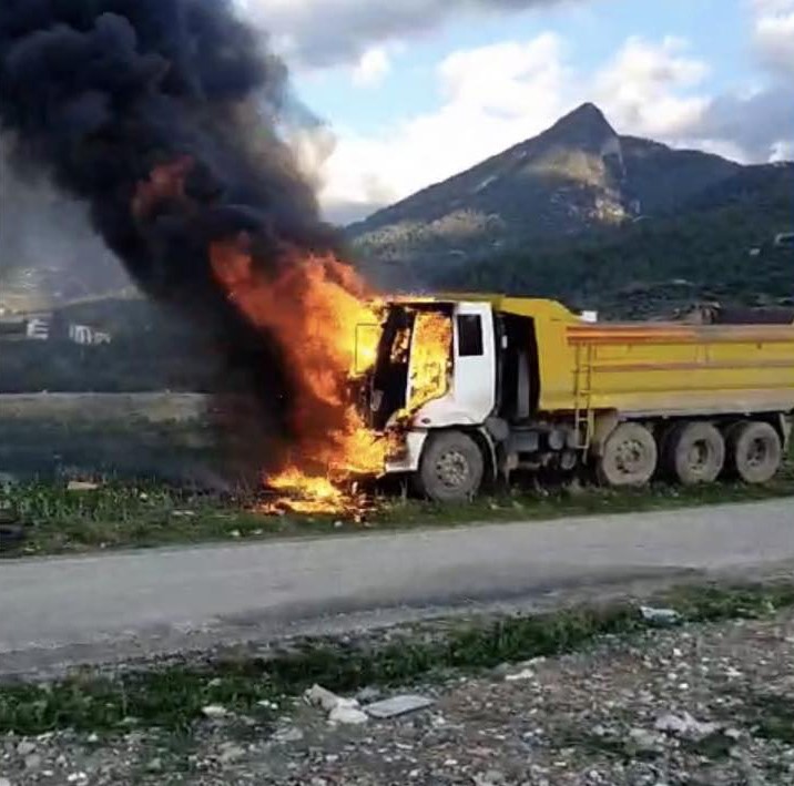 Osmaniye’de seyir halindeki hafriyat kamyonu yandı