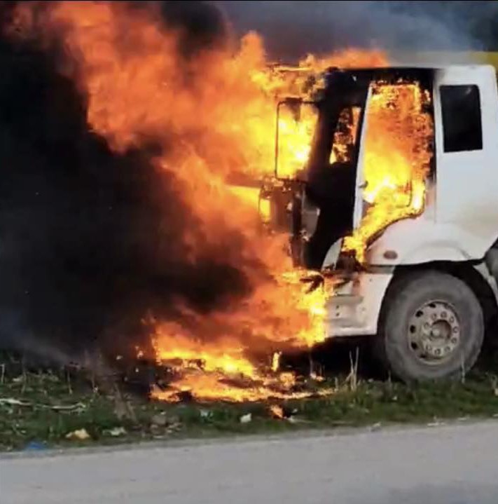 Osmaniye’de seyir halindeki hafriyat kamyonu yandı
