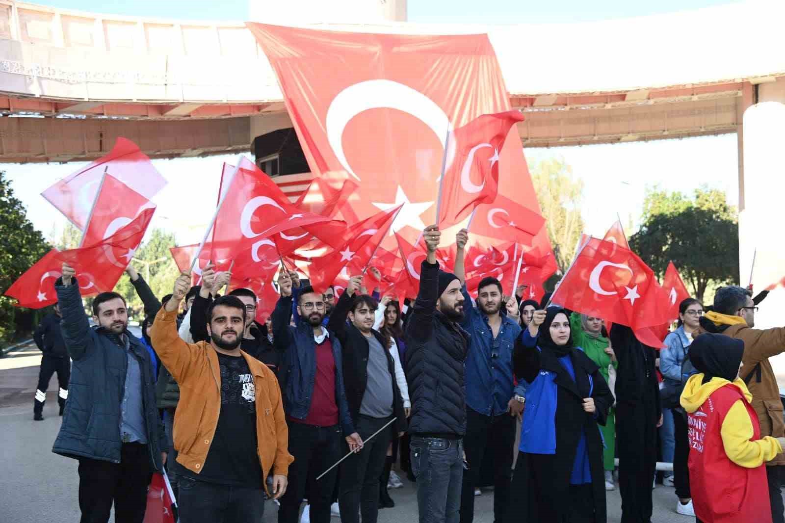 Osmaniye’de üniversite öğrencilerinden teröre lanet yürüyüşü
