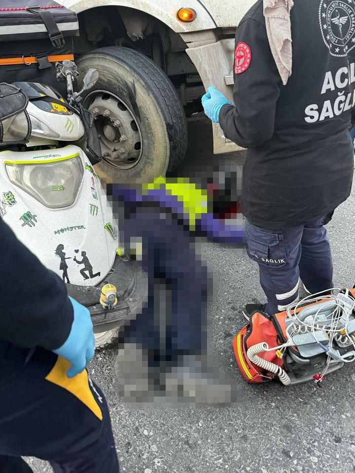 Esenyurt&rsquo;ta kamyonun &ccedil;arptığı motor kurye hayatını kaybetti
